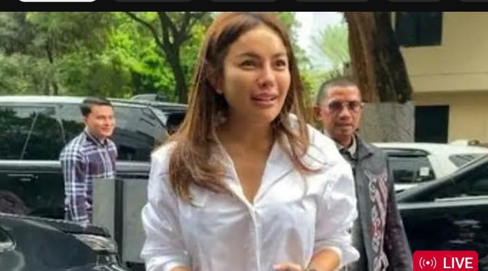 Nikita Mirzani Menangis Saat Baca Eksepsi Di Sidang Terkait Dugaan Pemerasan